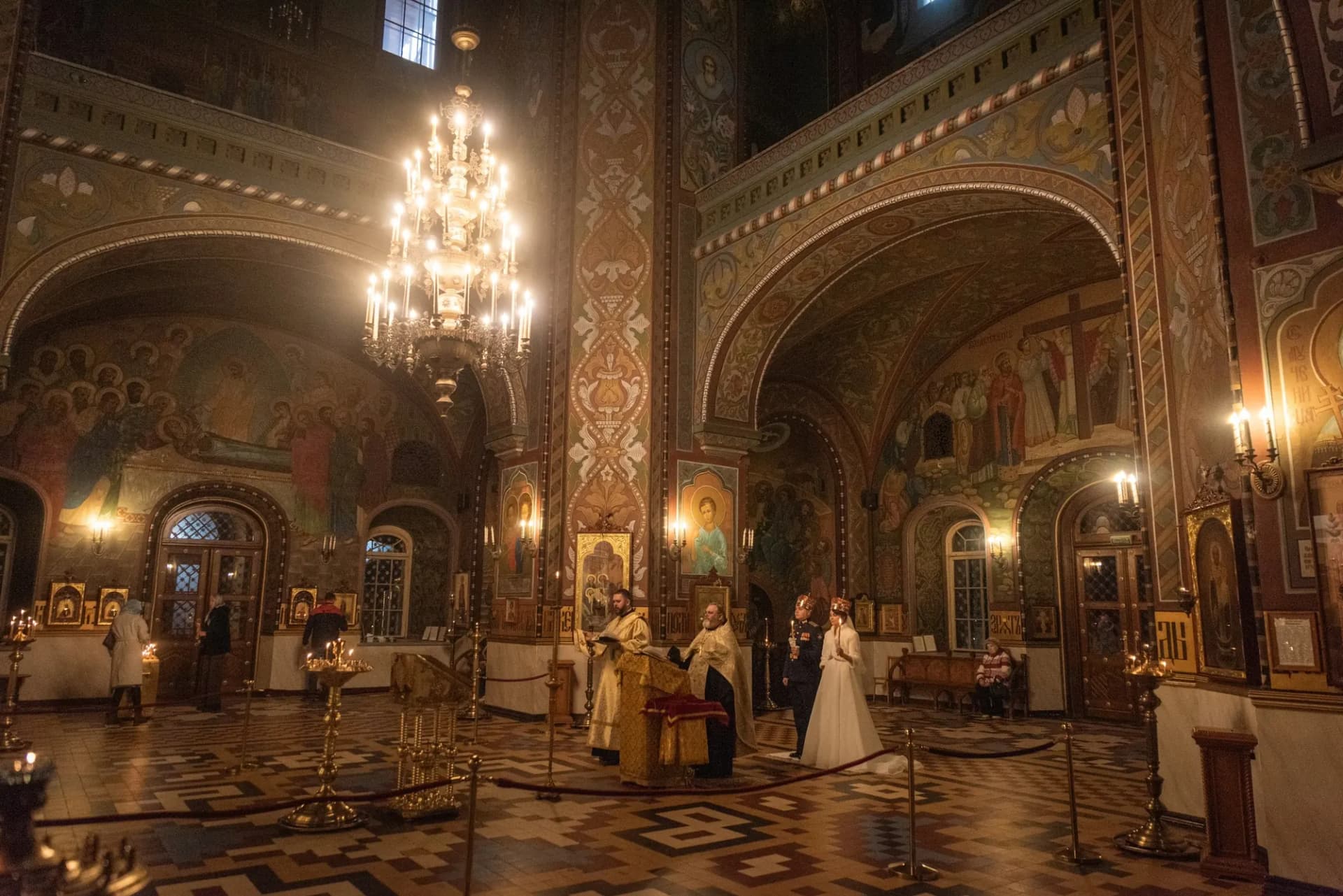 Широкий общий план православного храма и венчания