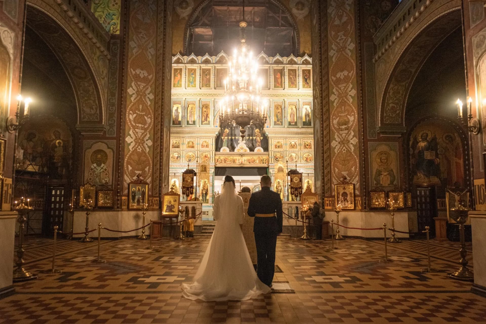 Николай и Юлия перед иконостасом во время венчания в Петергофе