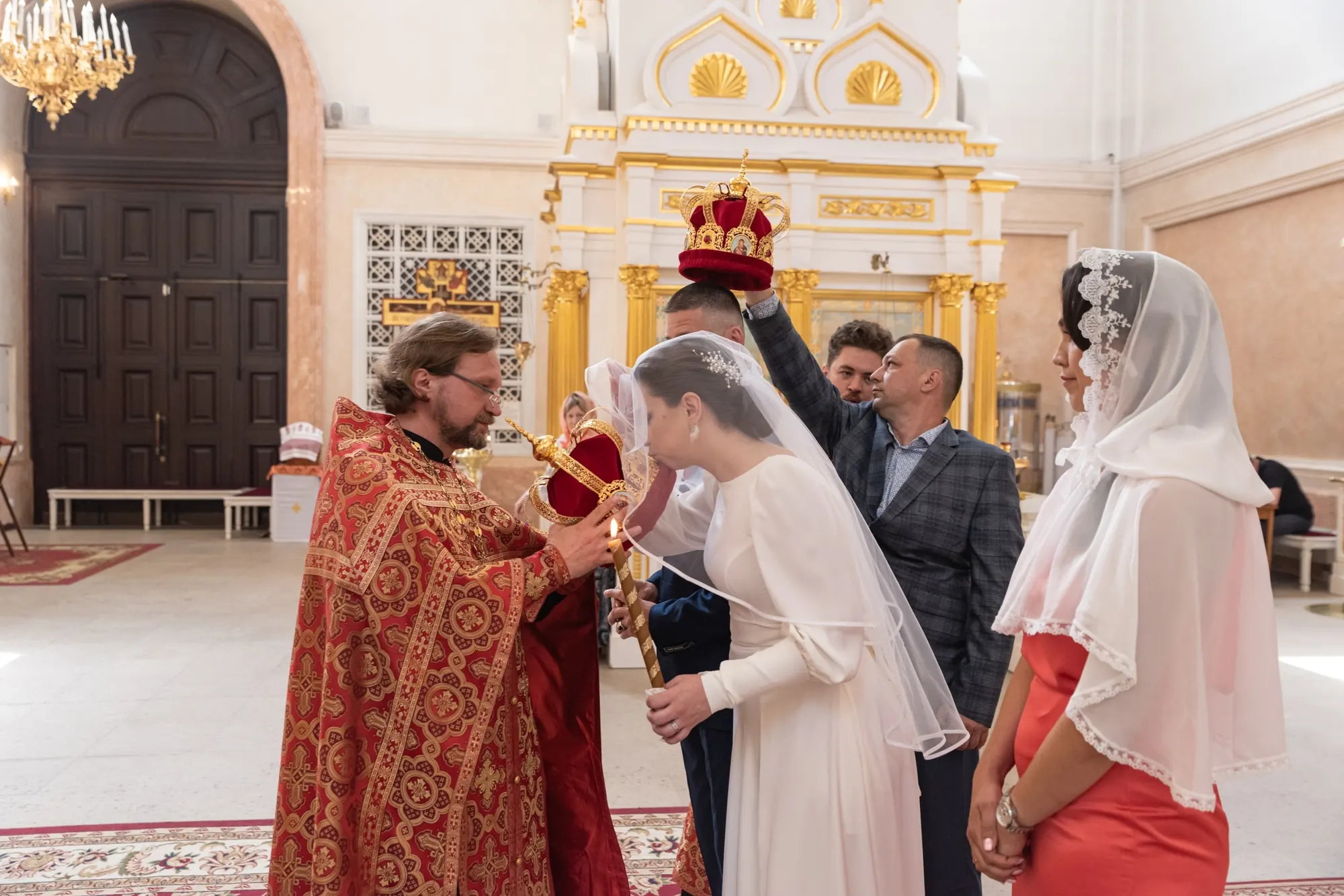 Священник благословляет пару во время венчания в Пушкине