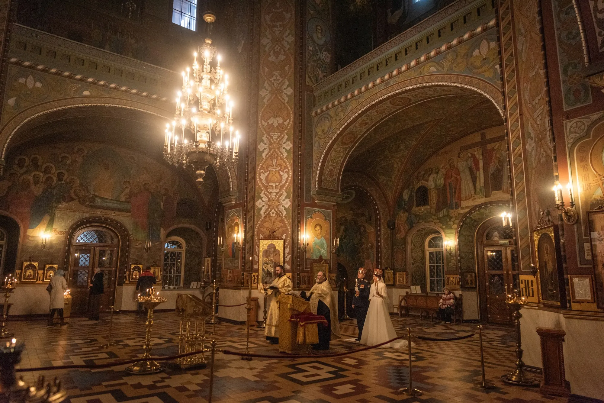 Широкий общий план православного храма и венчания
