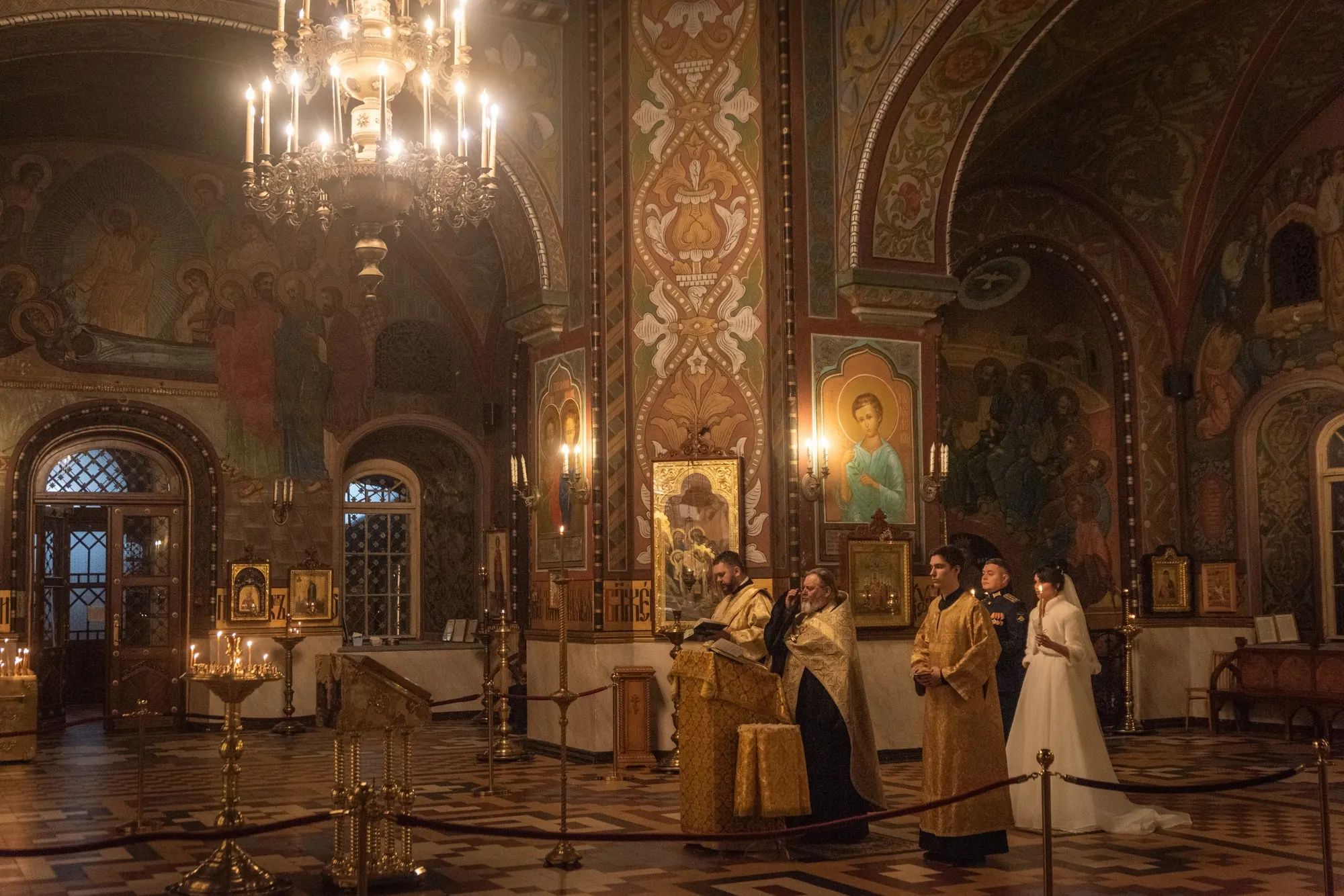 Широкий боковой кадр венчания в соборе Петра и Павла в Петергофе