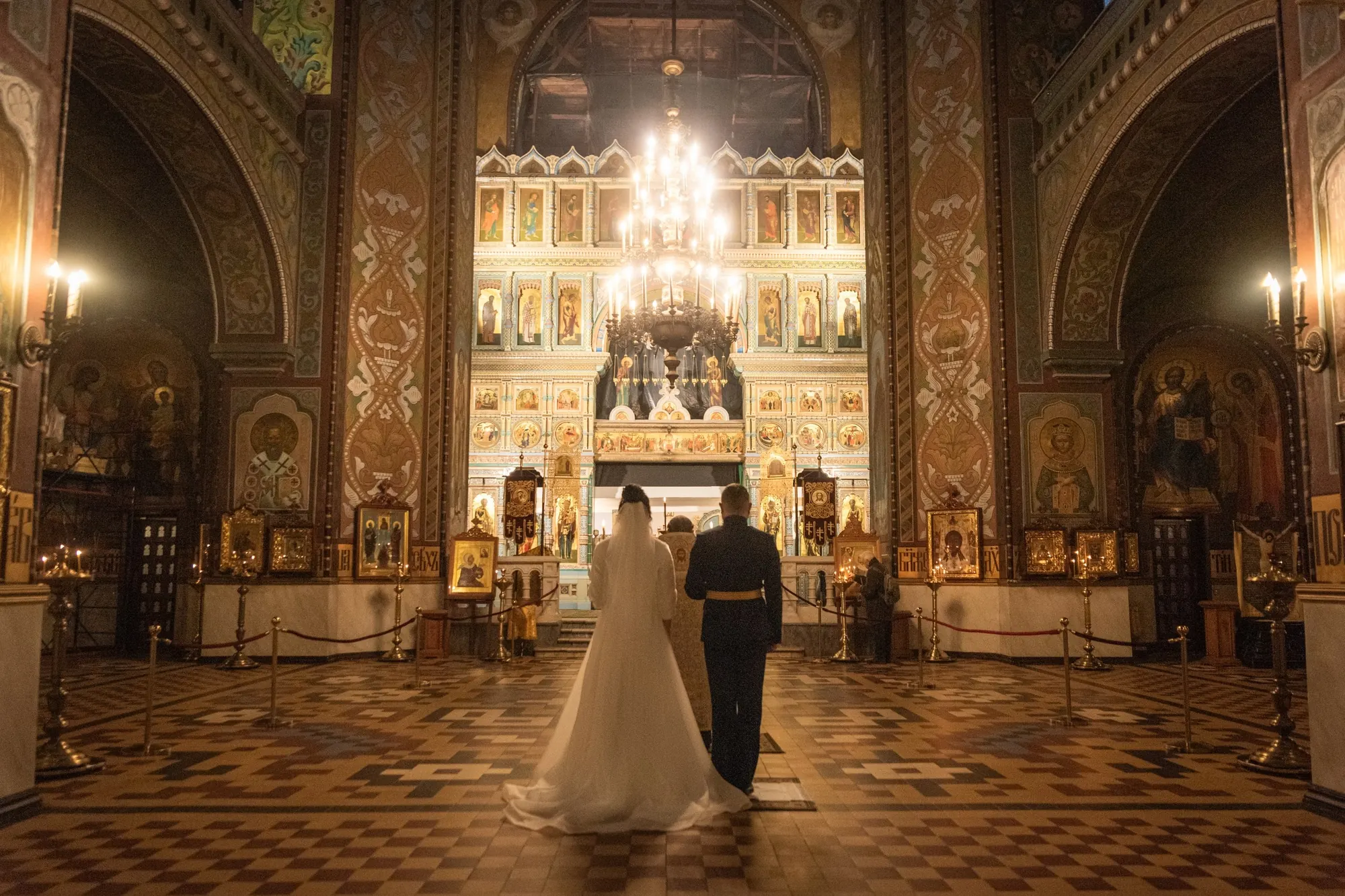 Николай и Юлия перед иконостасом во время венчания в Петергофе