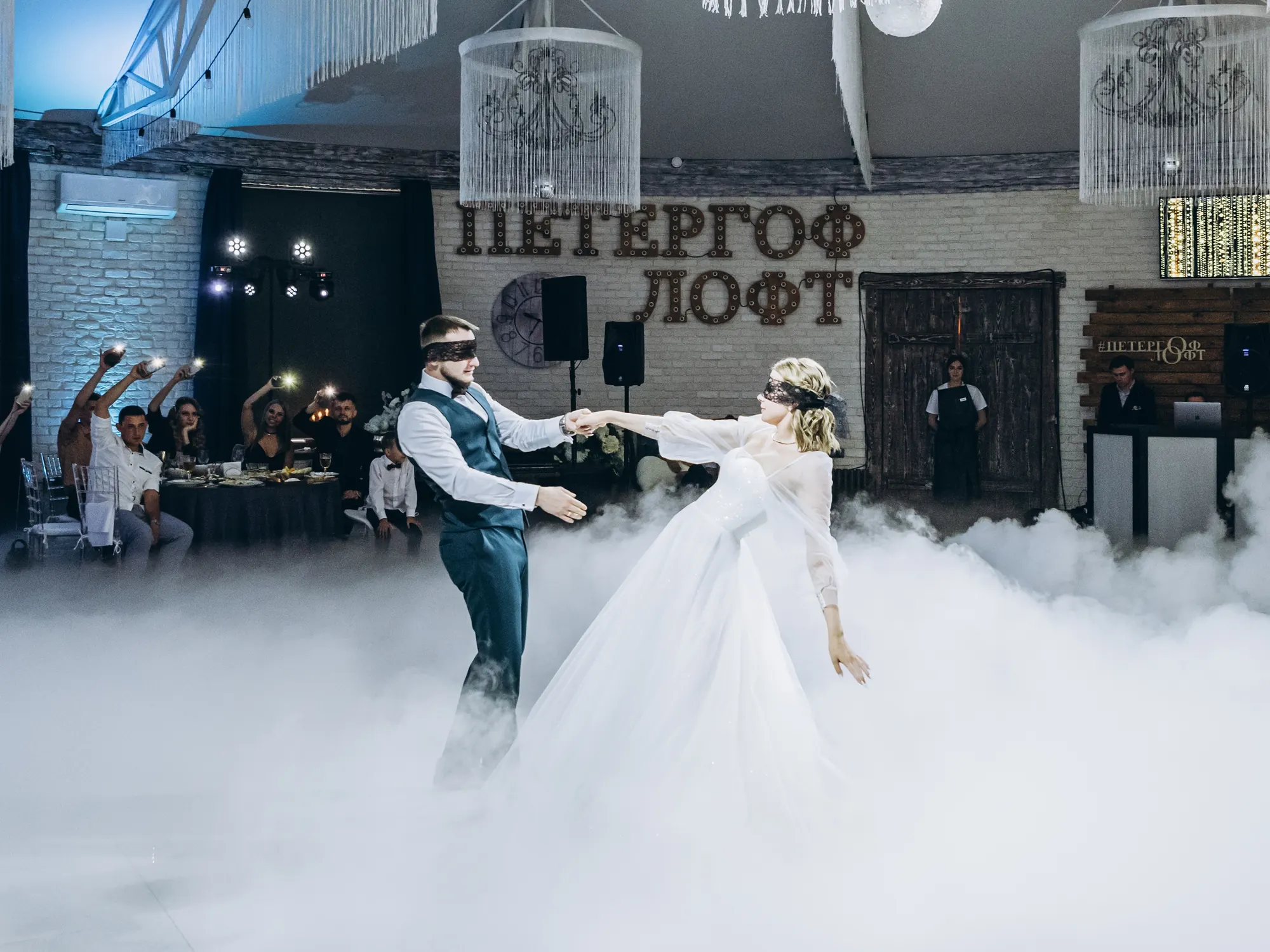 Жених и невеста на банкете после свадебной прогулки
