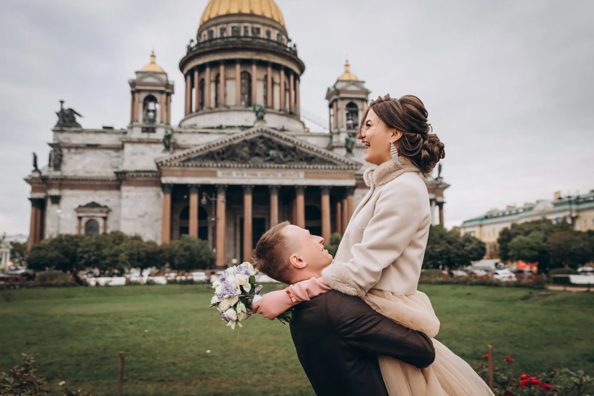 Невеста у Исаакиевского собора во время свадебной прогулки