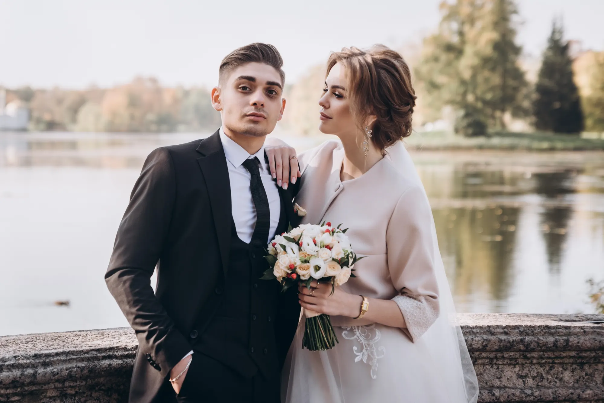 Пара идет по аллее Екатерининского парка во время свадебной фотосессии
